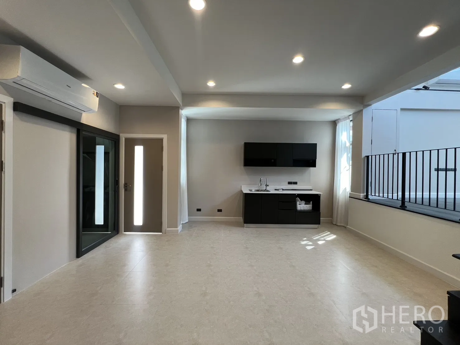 บ้าน ให้เช่าในSaphan Sung, Bangkok - ห้องกว้างมีแพนทรี หน้าต่างบานใหญ่ และประตูกระจก พื้นโทนอ่อน