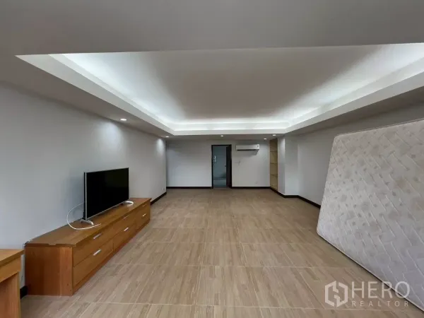 คอนโด ให้เช่าในWatthana, Bangkok - ห้องนอนกว้าง พื้นลายไม้ และไฟดาวน์ไลท์รอบเพดาน