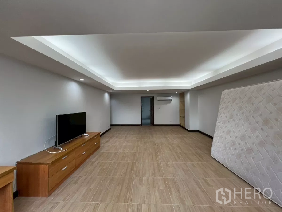คอนโด ให้เช่าในWatthana, Bangkok - ห้องนอนกว้าง พื้นลายไม้ และไฟดาวน์ไลท์รอบเพดาน
