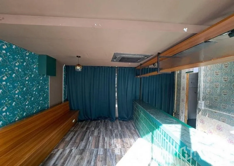 零售空间 出租在Bang Rak, Bangkok - 开放式室内，绿砖吧台、吊顶嵌入空调与遮光窗帘。