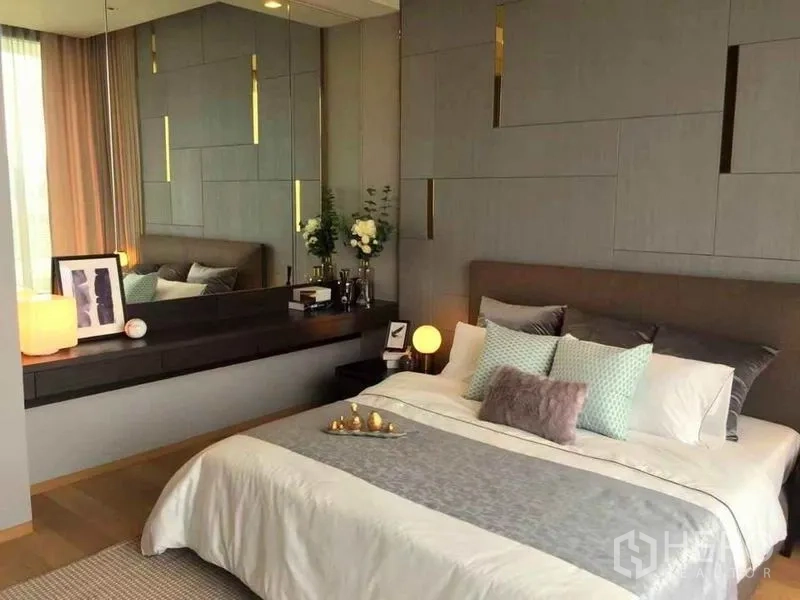 公寓 出租在Bang Rak, Bangkok - 主卧带特色墙与镜面梳妆台，床品布置整洁。