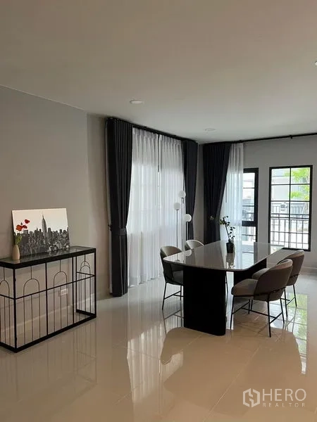 Detached House for rent in Bang Phli, Samut Prakan - Dining area for four set by full-height windows with access to the terrace.