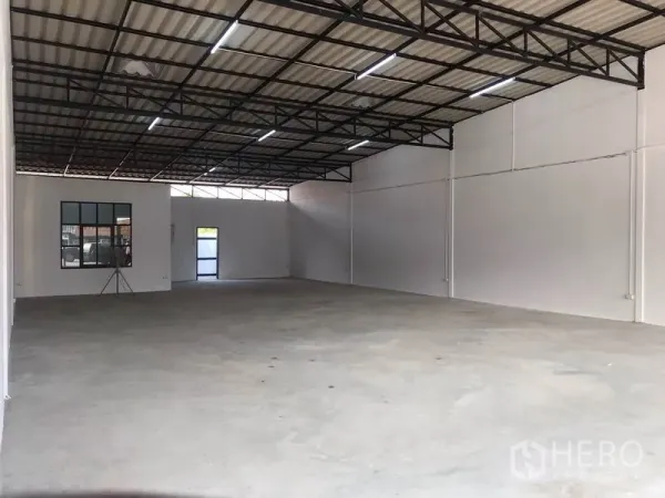 คลังสินค้า ให้เช่าในLam Luk Ka, Pathum Thani - โถงโกดังกว้าง ผนังสีขาว โครงหลังคาเหล็ก พื้นคอนกรีตโล่ง.