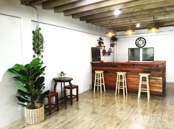 ทาวน์เฮาส์ ให้เช่าในChatuchak, Bangkok - มุมบาร์ไม้พร้อมสตูล และไฟแขวนบรรยากาศอบอุ่น