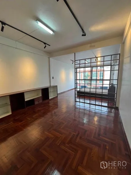 สำนักงานที่บ้าน ให้เช่าในKhlong Toei, Bangkok - ห้องพื้นปาร์เกต์เงา ชั้นวางบิวท์อิน และฉากกั้นเหล็กตะแกรง