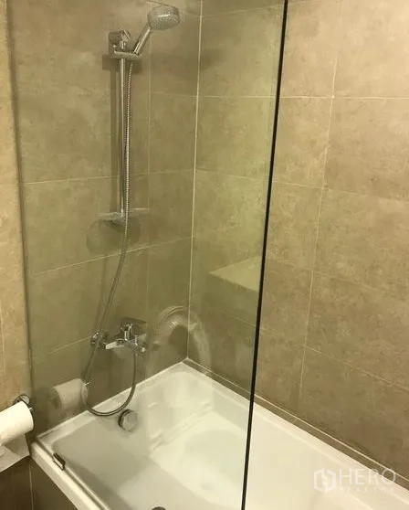 คอนโด ให้เช่าในWatthana, Bangkok - ห้องน้ำมีอ่างอาบน้ำพร้อมฝักบัว ฉากกั้นกระจก และกระเบื้องสีเบจ