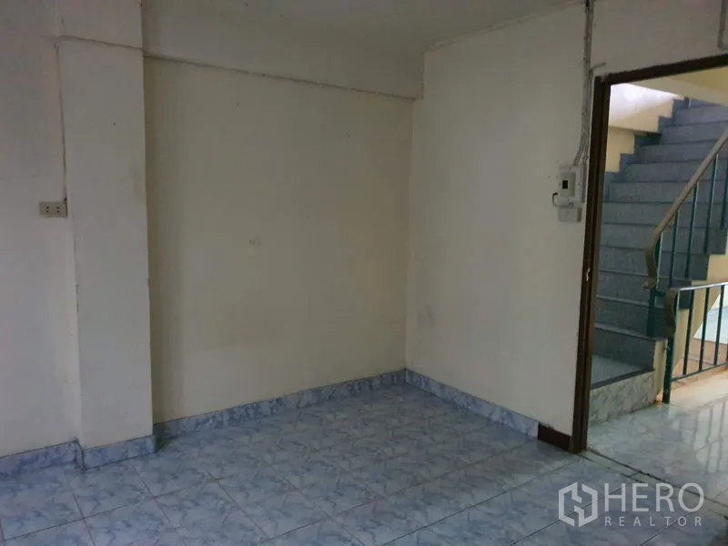 อาคารพาณิชย์ ให้เช่าในBang Rak, Bangkok - ห้องขนาดกะทัดรัดข้างบันไดภายใน ปูกระเบื้องและมีประตูทางเข้า