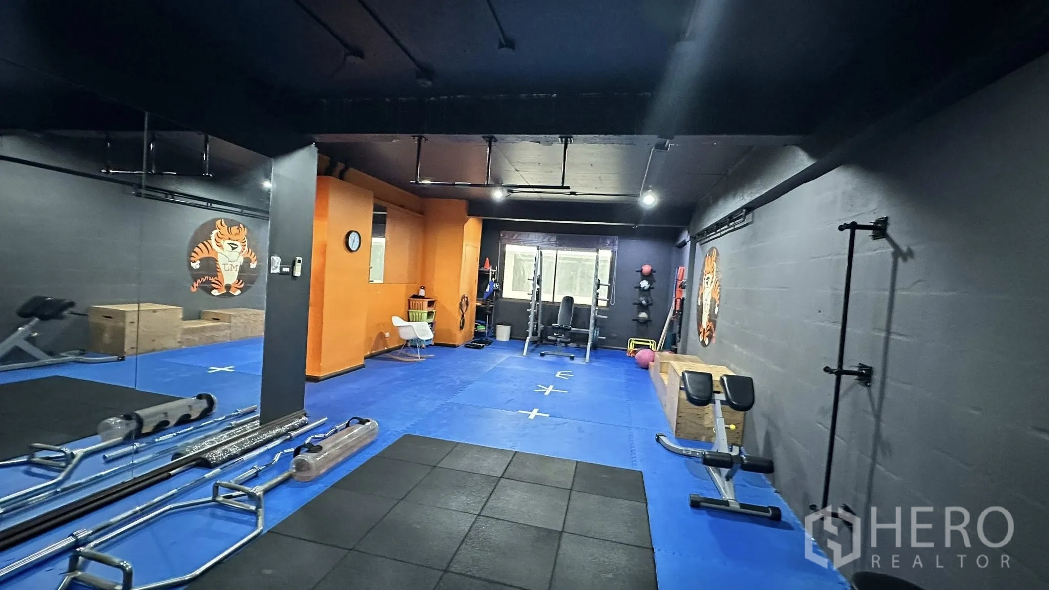 ออฟฟิศ for rent in Huai Khwang, Bangkok - ห้องฝึกสอนกว้าง มีกระจกเงา บาร์โหน และอุปกรณ์เวทเทรนนิ่ง