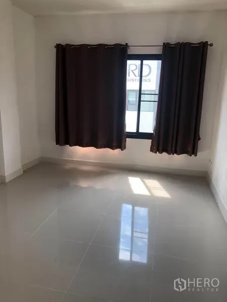 สำนักงานที่บ้าน ขายในBang Sao Thong, Samut Prakan - ห้องโล่งสว่าง พื้นกระเบื้องเงา ผนังสีขาว และหน้าต่างพร้อมผ้าม่านทึบ