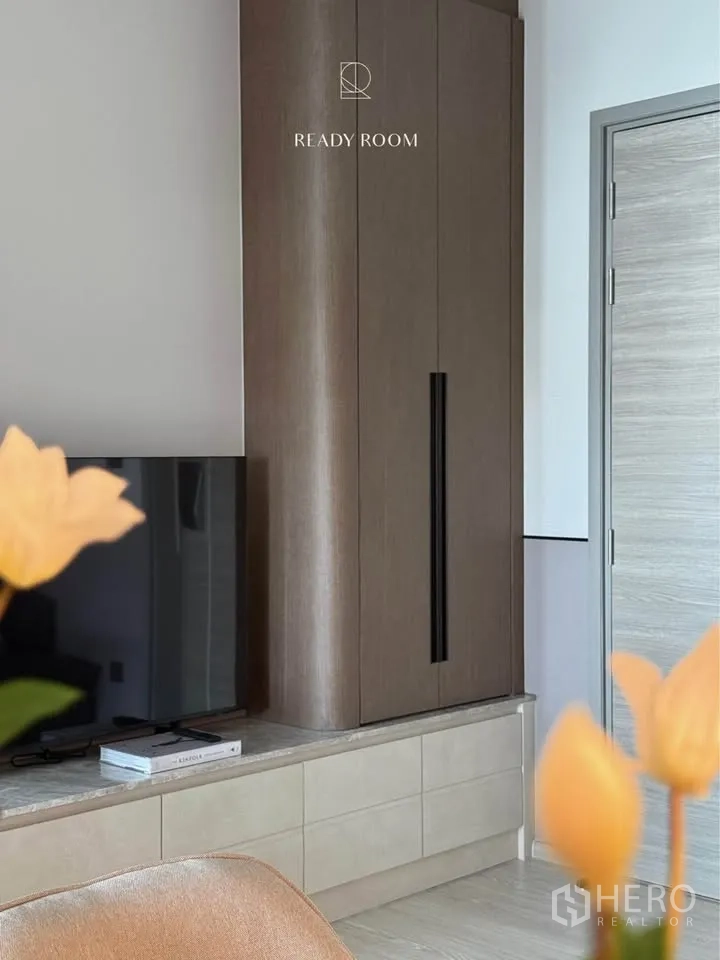 คอนโด for rent in Khlong Toei, Bangkok - มุมพักผ่อนพร้อมชั้นวางทีวีเตี้ยและตู้เก็บของไม้สูง