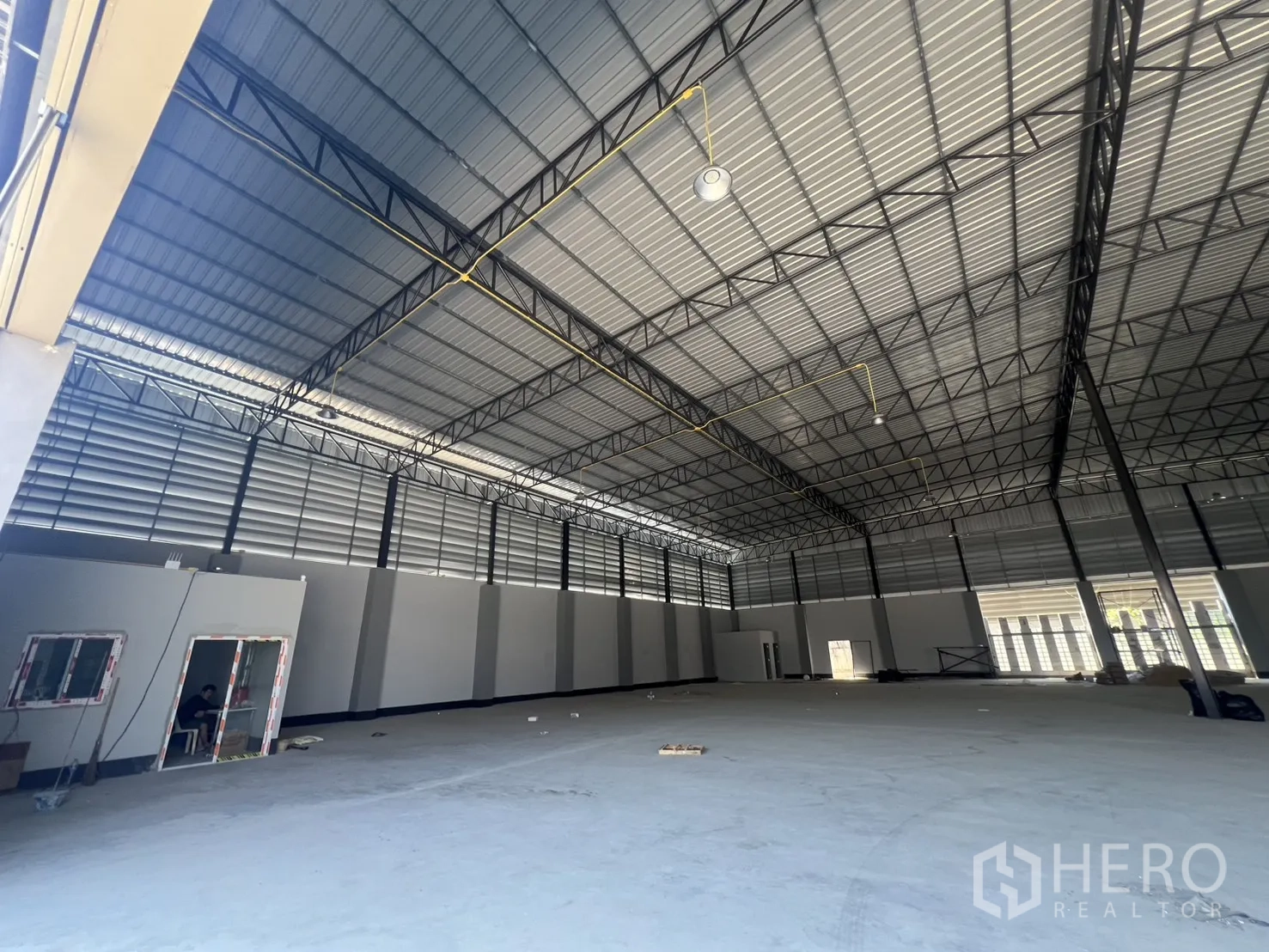 货栈 出租在Bueng Kum, Bangkok - 室内视角展示开阔地坪、高挑屋顶及入口旁的办公区。