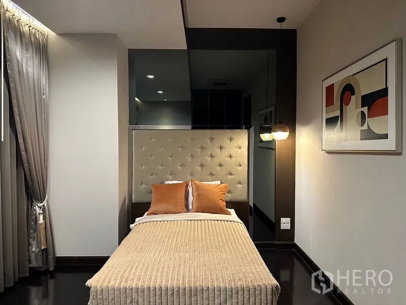 独立式住宅 出租 - 客卧，单人床、软包床头、吊灯与现代艺术画。