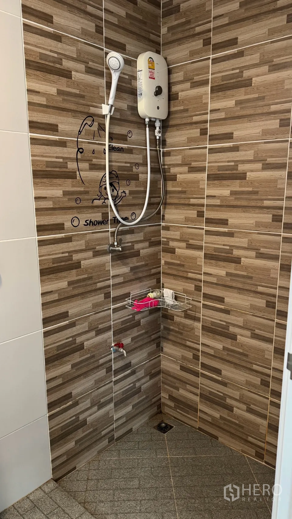 Detached House for rent in Saphan Sung, Bangkok - Shower zone clad in wood-pattern tiles with an electric water heater.