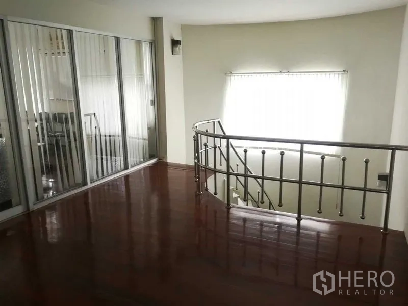 สำนักงานที่บ้าน ให้เช่าในSaphan Sung, Bangkok - ชานพักบันไดพร้อมราวสแตนเลส และห้องทำงานกั้นกระจก