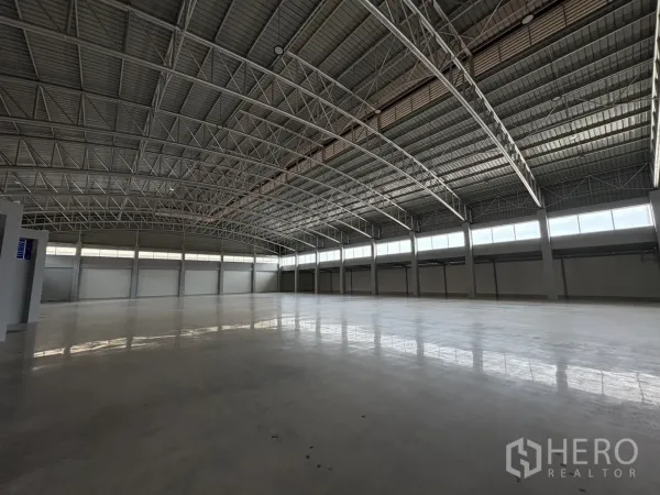 คลังสินค้า ให้เช่าในMueang Samut Prakan, Samut Prakan - ภายในคลังสินค้าพื้นที่กว้างโล่ง พื้นคอนกรีตขัดมัน และโครงหลังคาเหล็กสูง