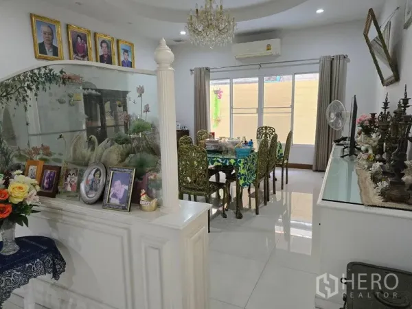 ที่ดิน ขาย - พื้นที่รับประทานอาหารเปิดโล่ง มีโคมระย้าและหน้าต่างบานใหญ่