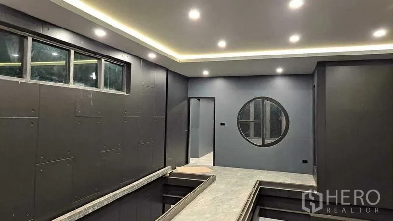 บ้าน ขายในChachoengsao - พื้นที่ภายในกำลังก่อสร้าง เพดานไฟดาวน์ไลต์ ช่องแสงยาว และพื้นยกระดับมองผ่านหน้าต่างวงกลม