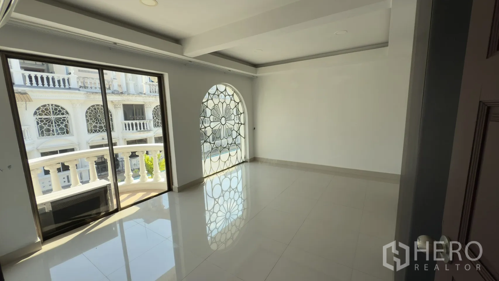 ทาวน์เฮาส์ for rent in Watthana, Bangkok - ห้องนอนมีหน้าต่างโค้งลายฉลุและประตูบานเลื่อนไปยังระเบียงโค้ง
