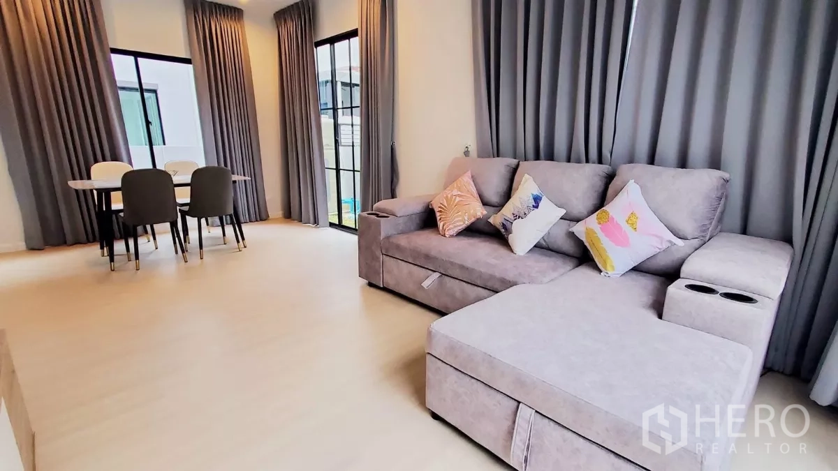 บ้าน ให้เช่าในLat Krabang, Bangkok - พื้นที่นั่งเล่นเชื่อมต่อโซนทานอาหาร ผ้าม่านสูงจรดเพดานและหน้าต่างกรอบสีดำ