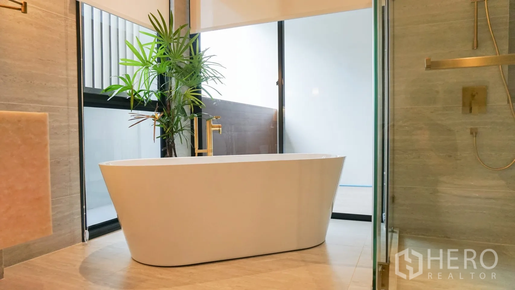 独立式住宅 出租或出售在Bang Kapi, Bangkok - 大尺度淋浴间，金色五金与壁挂式马桶。