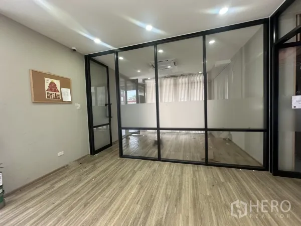 带办公室的家 出租在Pathum Wan, Bangkok - 玻璃隔断的接待/会议区，木地板与筒灯
