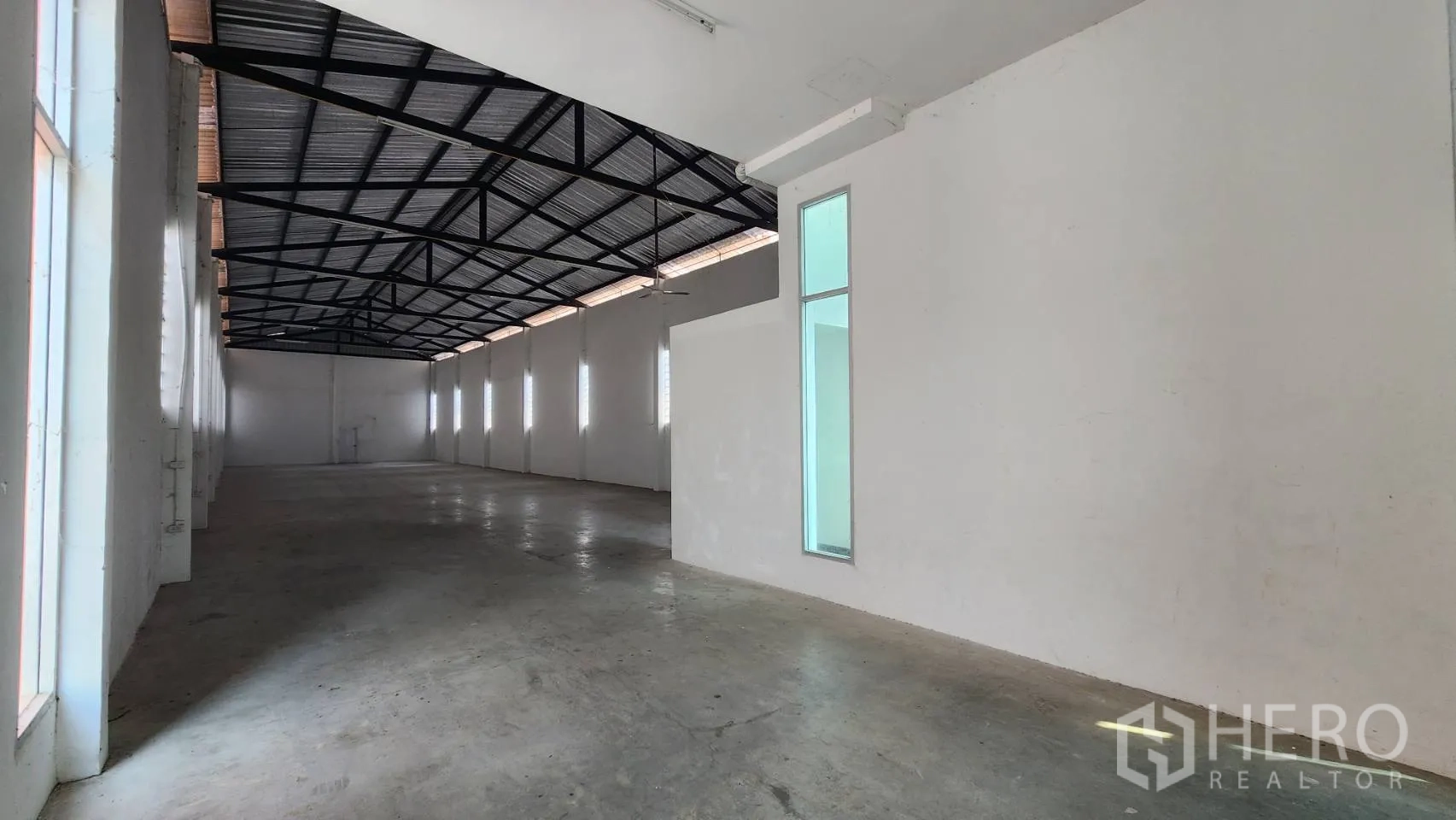 คลังสินค้า ให้เช่าในBang Khun Thian, Bangkok - ภายในโกดังโปร่ง เพดานสูงโครงเหล็ก พื้นคอนกรีตขัดมัน