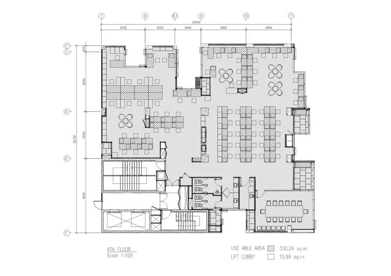 สำนักงาน ให้เช่า - ผังชั้นสำนักงานขนาด 330 ตร.ม. แบ่งโซนโต๊ะทำงาน ห้องประชุม และโถงลิฟต์