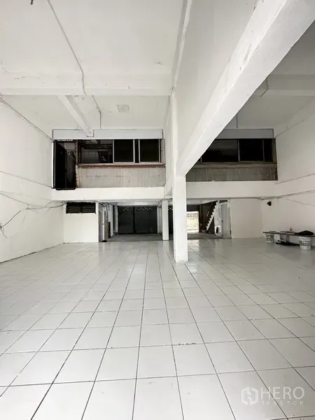 店屋 出租或出售在Watthana, Bangkok - 一楼开放式空间，白色地砖、层高充足、门面宽。