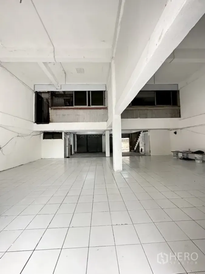 อาคารพาณิชย์ ให้เช่าหรือขายในWatthana, Bangkok - ชั้นล่างแบบเปิดโล่ง ปูกระเบื้องสีขาว เพดานสูง หน้าอาคารกว้าง