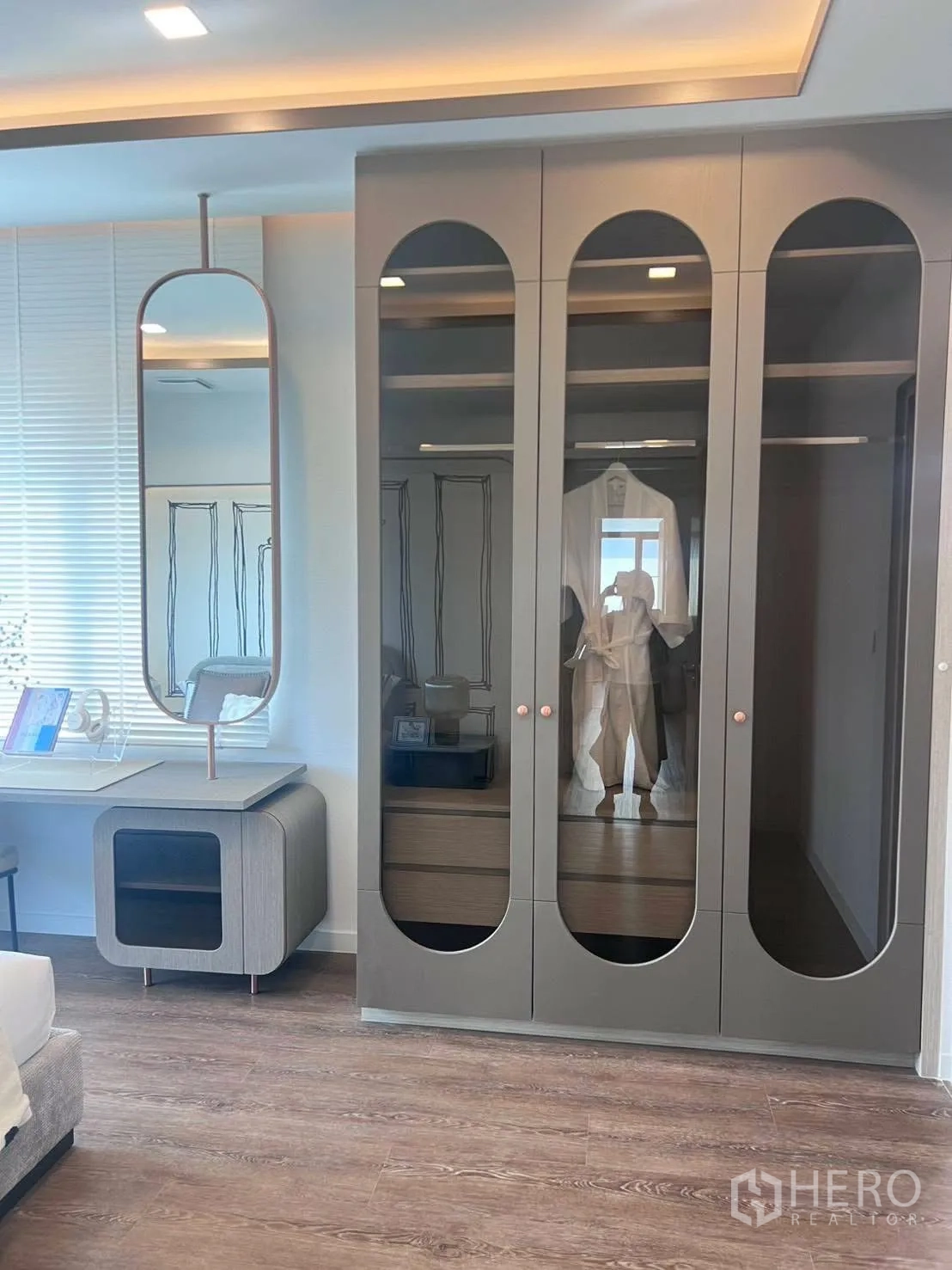 บ้านเดี่ยว for rent or sale in Bang Phli, Samut Prakan - มุมห้องนอนมีตู้เสื้อผ้าบานโค้งกระจกและกระจกแต่งตัว.