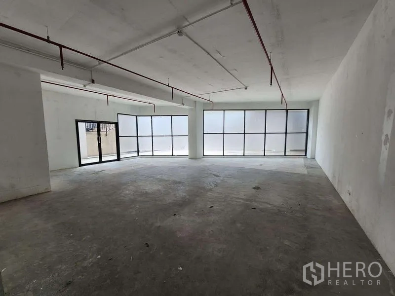 พื้นที่ขายปลีก ให้เช่าในSathon, Bangkok - พื้นที่ภายในแบบเปลือกอาคาร เพดานสูง พื้นคอนกรีต และกระจกเต็มความสูง