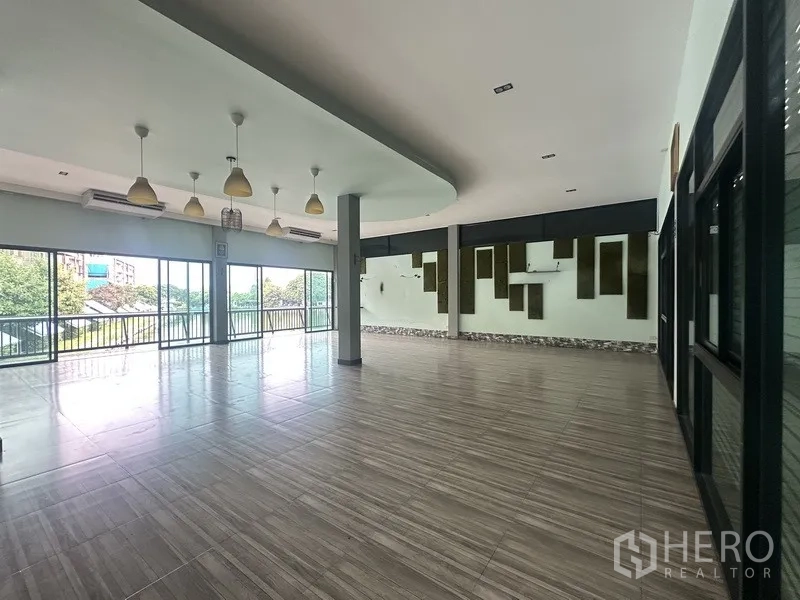 独立商业地产 出租在Prawet, Bangkok - 临水大厅，吊灯、装饰墙与通往阳台的玻璃门