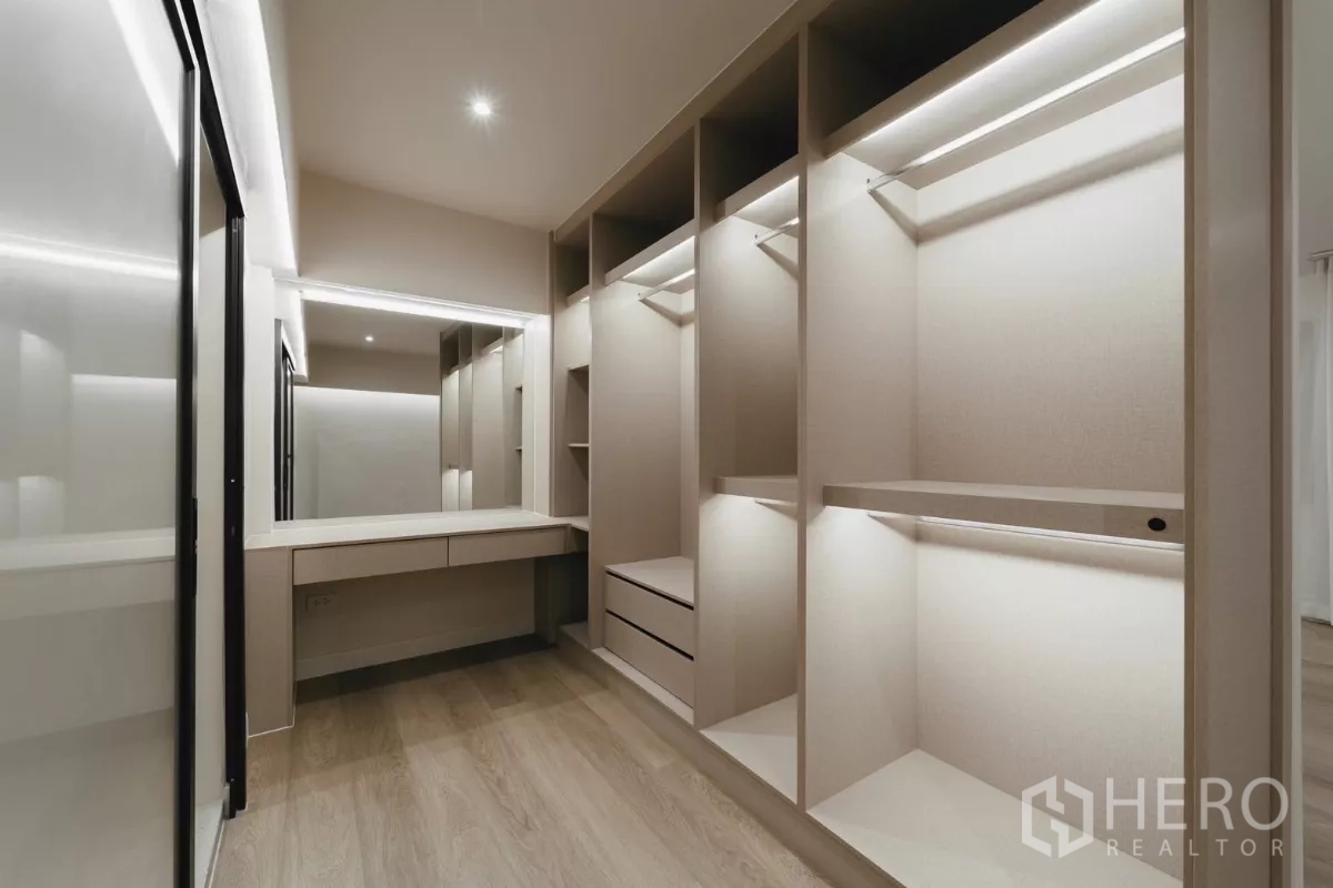 联排别墅 出租在Watthana, Bangkok - 更衣室，带梳妆镜与照明衣柜。