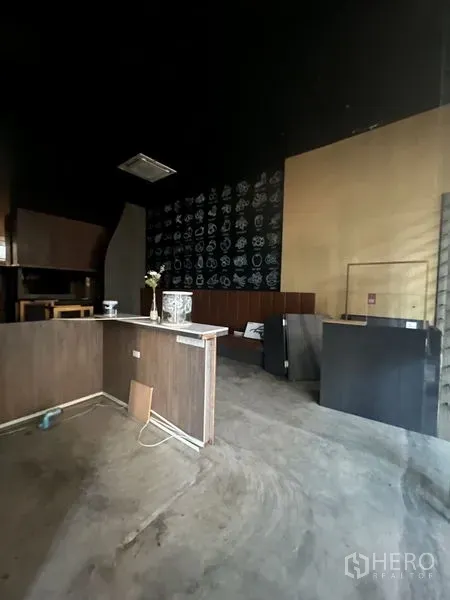 零售空间 出租在Watthana, Bangkok - 挑高零售空间，设有接待台与图案背景墙。