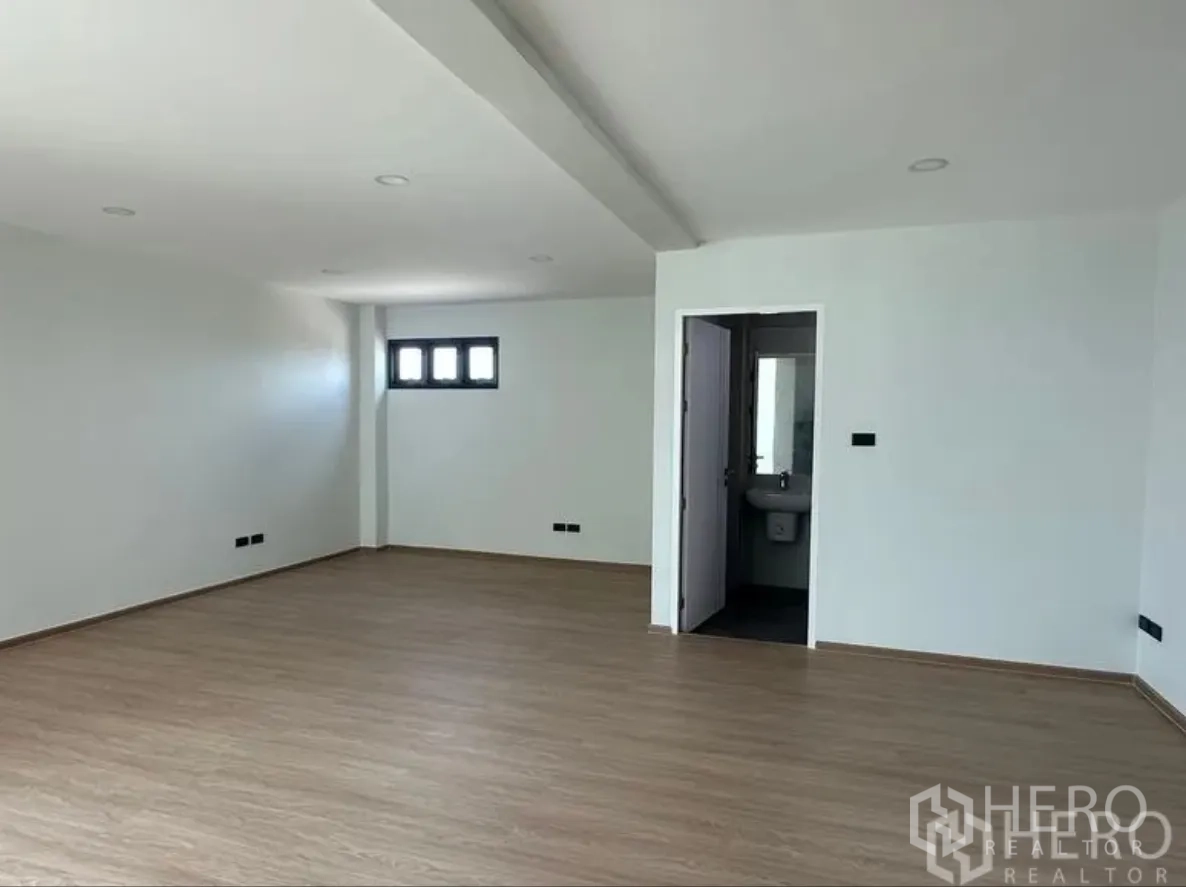 โกดัง for sale in Lam Luk Ka, Pathum Thani - ห้องออฟฟิศขนาดใหญ่พื้นไม้ มีห้องน้ำในตัวมองเห็นจากประตูเปิด