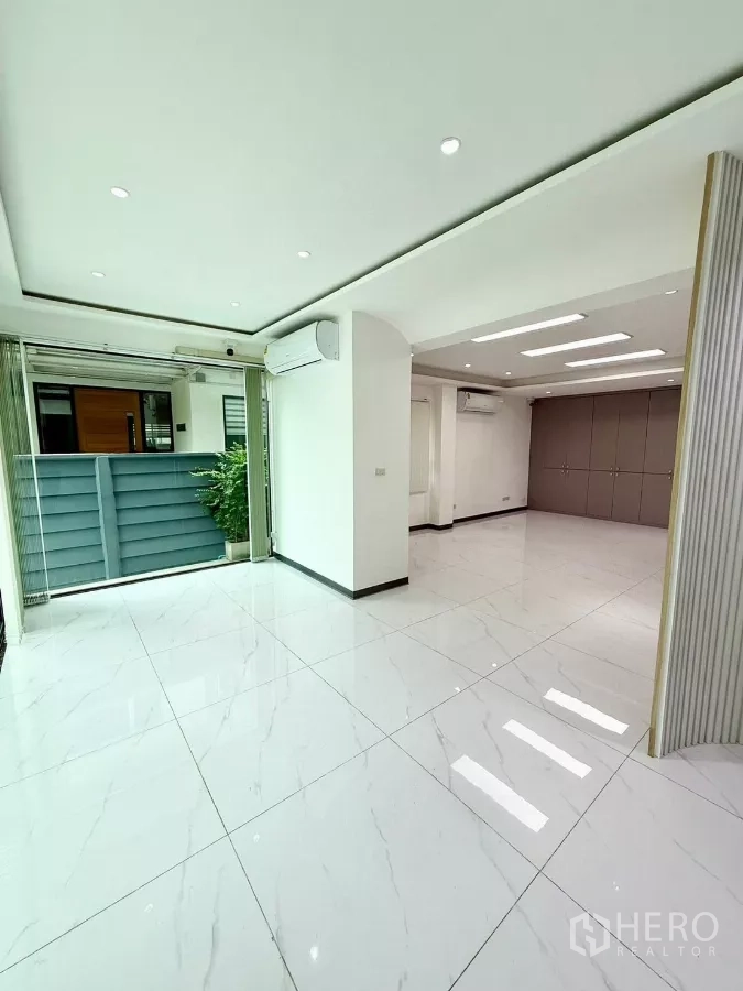 สำนักงานที่บ้าน ให้เช่าหรือขายในWang Thonglang, Bangkok - โถงออฟฟิศเปิดโล่ง เชื่อมต่อระเบียง แอร์แบบสปลิท และไฟดาวน์ไลท์