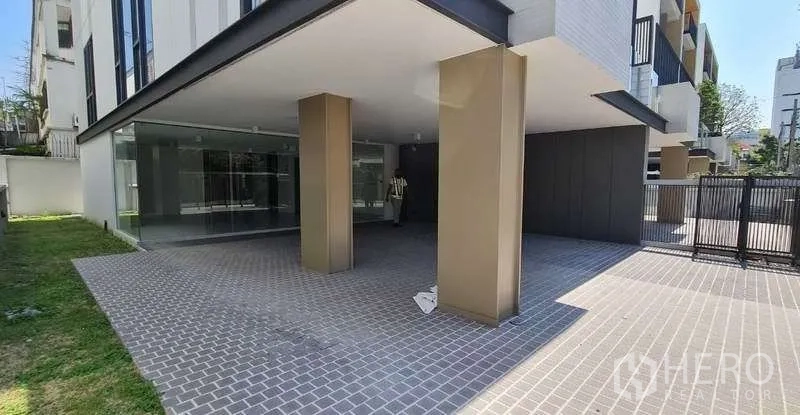 สำนักงานที่บ้าน ขายในSuan Luang, Bangkok - พื้นที่จอดรถชั้นล่างแบบมีหลังคา หน้ากระจก และประตูรั้วของโฮมออฟฟิศโมเดิร์น