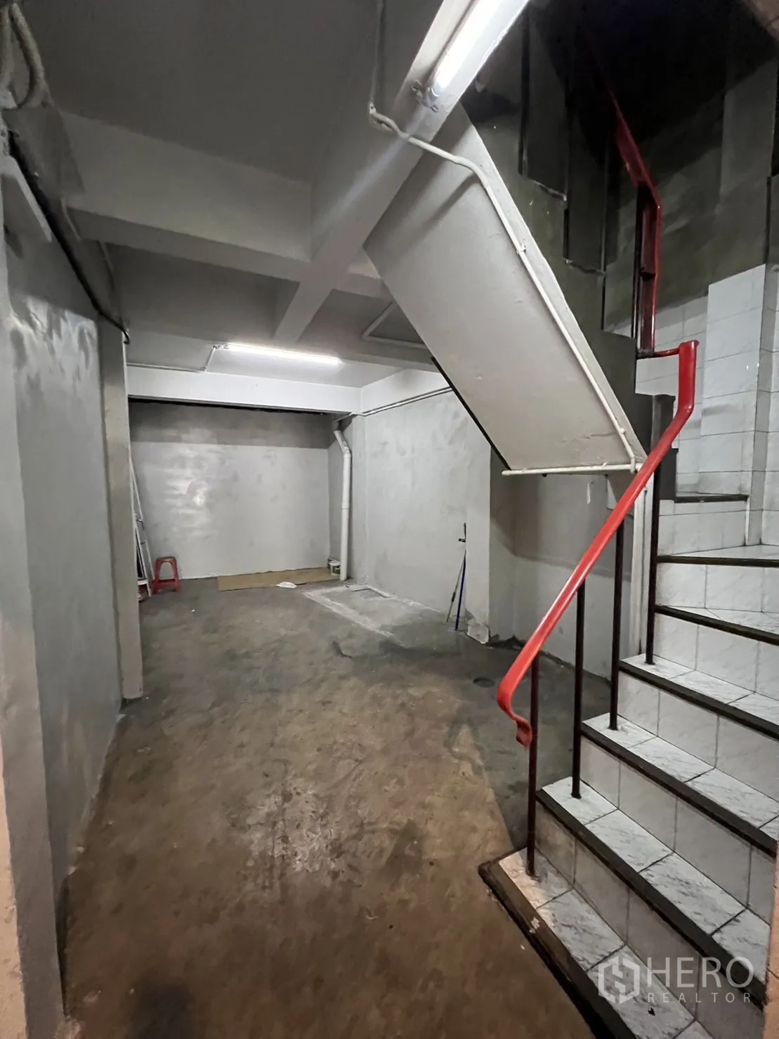 店屋 出租在Watthana, Bangkok - 楼梯与储物区，红色扶手，水泥地。