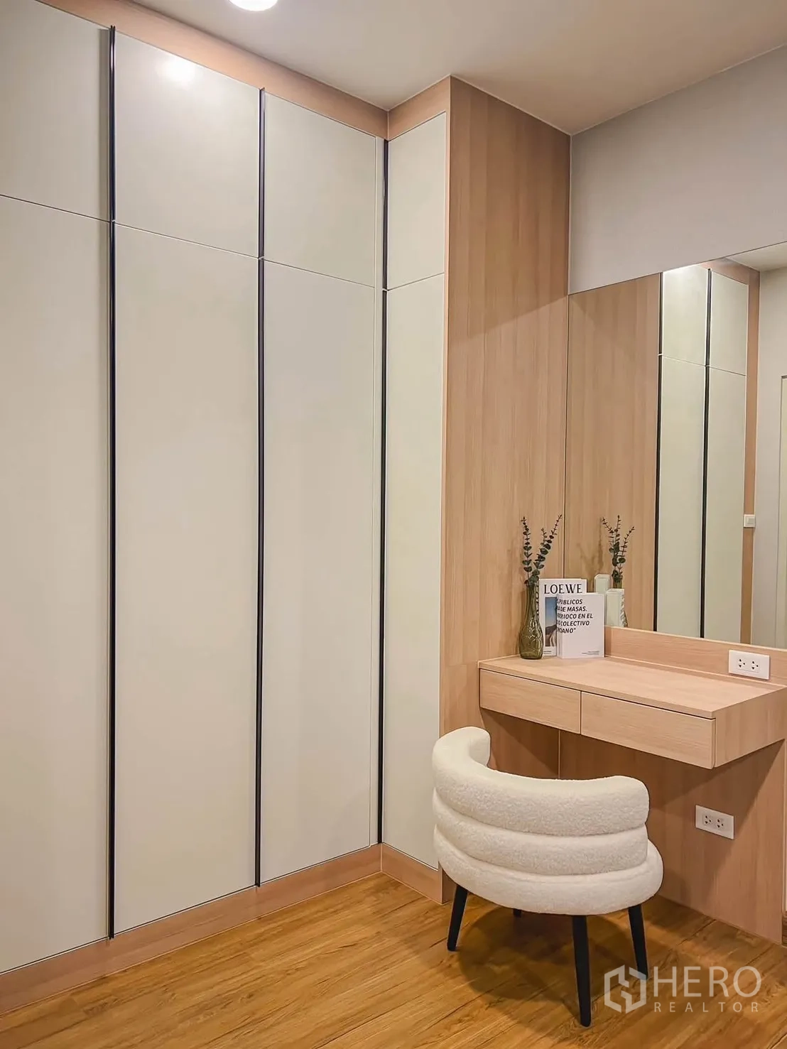 独栋房屋 for rent in Bang Phli, Samut Prakan - 带镜面梳妆台与内置衣柜的更衣区。