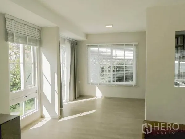 联排别墅 出租在Prawet, Bangkok - 阳光餐客一体空间，多扇窗户配百叶与窗帘，通向花园。