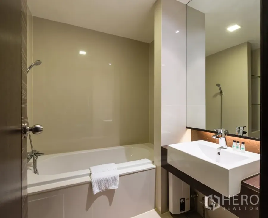 อพาร์ทเมนท์ ให้เช่าในKhlong Toei, Bangkok - ห้องน้ำสไตล์โมเดิร์นมีอ่างอาบน้ำ ฝักบัว กระจกบานใหญ่ และอ่างล้างหน้า