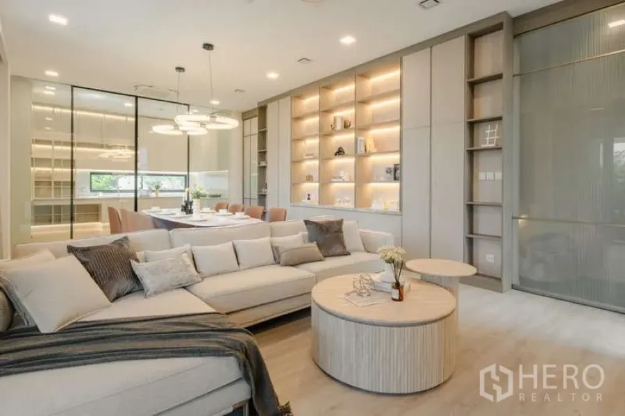 Detached House for rent in Saphan Sung, Bangkok - Another view of the open-plan living and dining with built-in shelving.