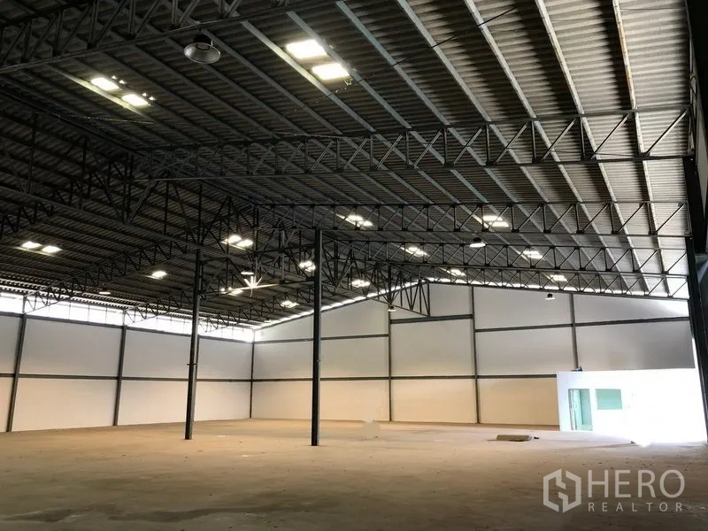คลังสินค้า ให้เช่าในKhlong Luang, Pathum Thani - ฮอลล์โกดังกว้าง โปร่ง มีช่องแสงด้านบนและห้องออฟฟิศย่อยภายใน.