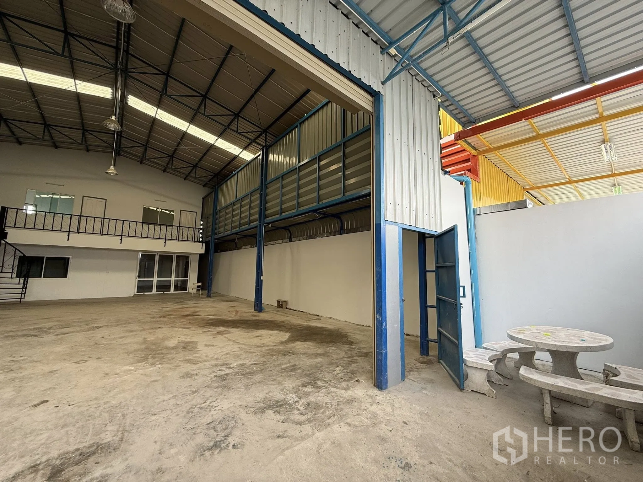 คลังสินค้า ให้เช่าหรือขายในBang Sao Thong, Samut Prakan - ประตูม้วนเปิดสู่พื้นที่รับส่งของ มีมุมโต๊ะนั่งพักภายนอก