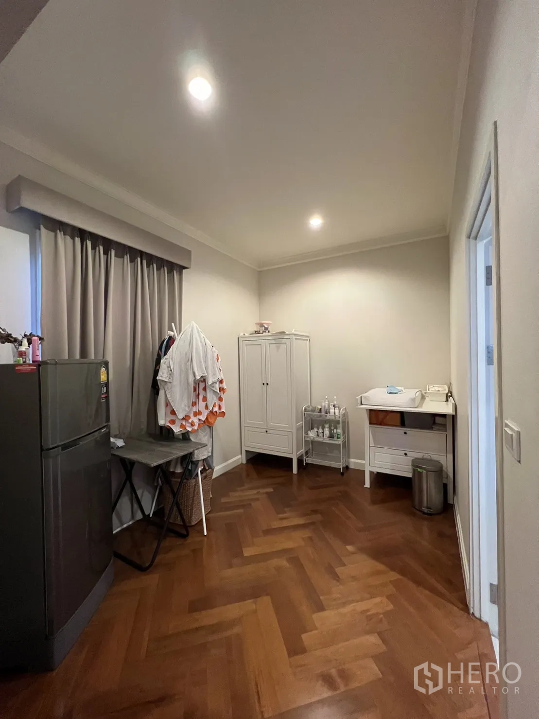 Detached House for rent in Suan Luang, Bangkok - Utility or dressing room with wardrobe, fridge and herringbone floor.