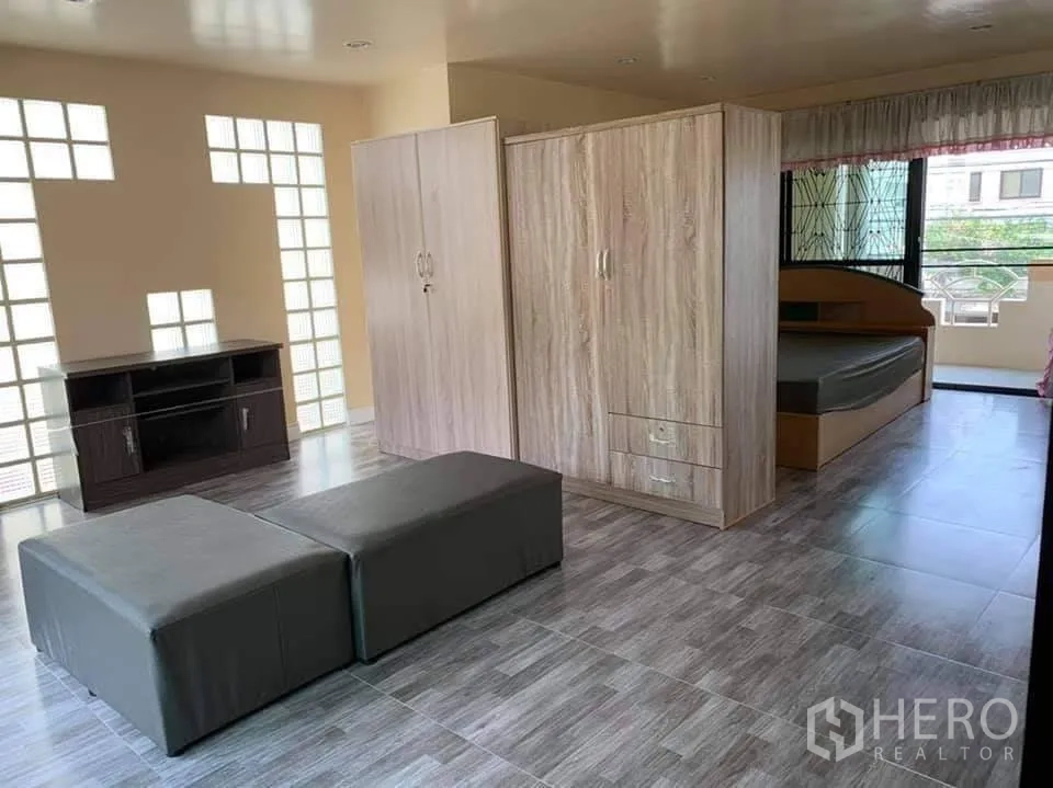 ทาวน์เฮาส์ ให้เช่าในPhra Khanong, Bangkok - ชั้นบนแบบโอเพนแพลน มีเตียง ตู้เสื้อผ้า หน้าต่างบานใหญ่พร้อมเหล็กดัด และฝ้าเพดานเงา