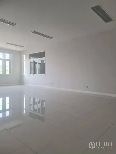 โรงงาน ให้เช่าหรือขายในLam Luk Ka, Pathum Thani - ออฟฟิศขนาดใหญ่สว่าง พื้นกระเบื้องเงา และหน้าต่างหลายบาน