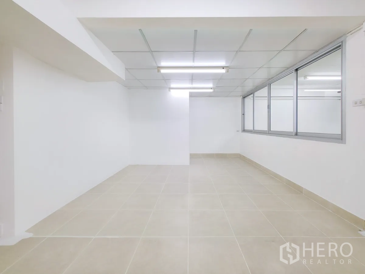 办公室 for rent in Khlong Toei, Bangkok - 小型分隔房，吊顶灯和整面推拉窗。