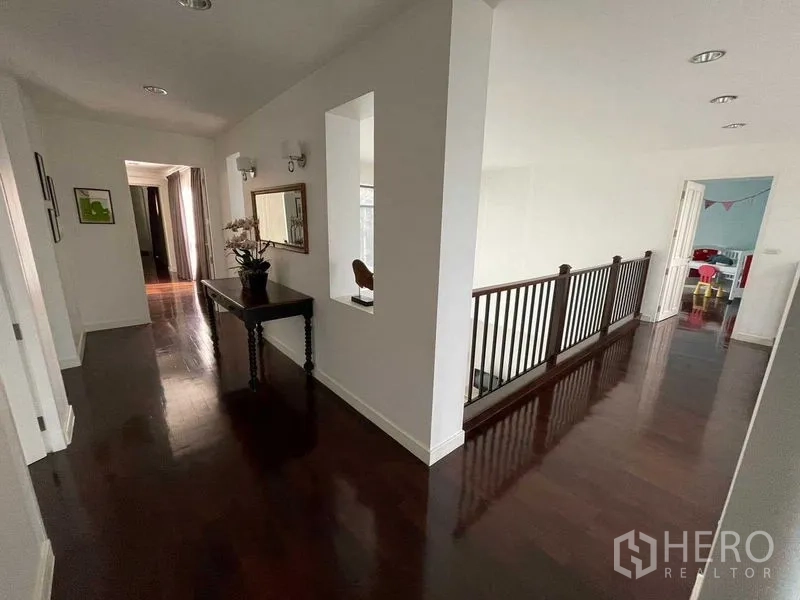 บ้าน ขายในWang Thonglang, Bangkok - โถงชั้นบน ราวบันไดไม้ ทางเดินสว่าง