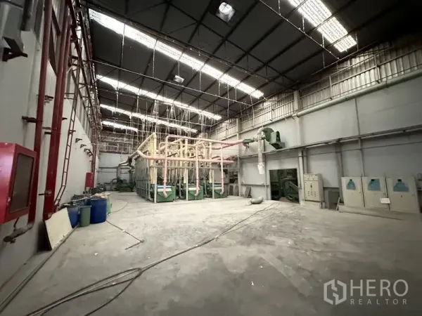 工厂 出租在Bang Bua Thong, Nonthaburi - 设备区，通风管道与控制柜，采光窗上方。